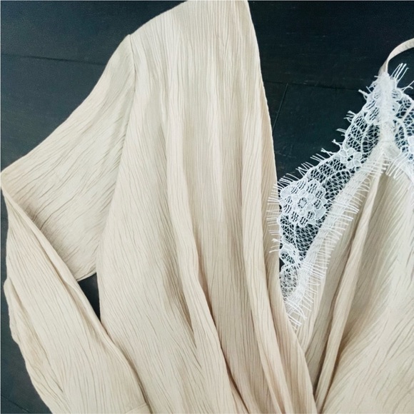 Chantilly lace asymmetrical one sleeve satin effect crinkled camisole - Picture 5 of 9